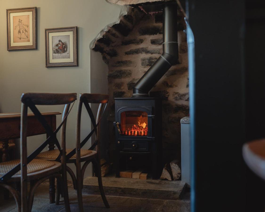 The Old Hall Inn Chinley Exterior foto